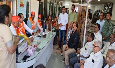 NEWS: सांसद सुधीर गुप्ता पहुंचे नीमच, लकड़ी मंडी व्यापारी संघ से की भेंट, क्या कुछ रहा खास, पढ़े खबर