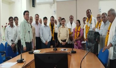 BIG NEWS: जिला कलेक्टर ने अधिकारी-कर्मचारियों को पहनाएं पुष्पाहार, शाल-श्रीफल के साथ सौंपी पीपीओ की प्रति, आखिर क्यों किया इन सेवकों का सम्मान, पढ़े ये खबर