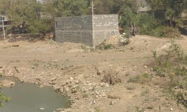 BIG NEWS: भरभड़िया गांव में तालाब, पहले अवैध खनन, फिर अतिक्रमण, और तान दिया बाड़ा, अब मामला पहुंचा जिला कलेक्टर तक, ग्रामीणों ने सौंपा ज्ञापन, आखिर किसने कब्जाई जमीन, पढ़े खबर