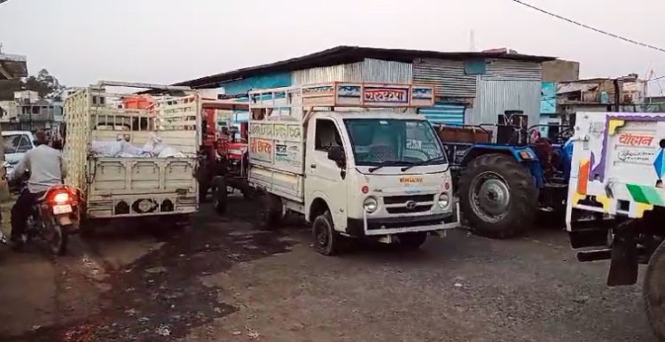 NEWS: गेट के बाहर वाहनों की लंबी कतार, मनासा कृषि उपज मंडी में उपज की बम्पर आवक, फिर मंडी प्रशासन ने कुछ यूं कराई नीलामी, पढ़े खबर