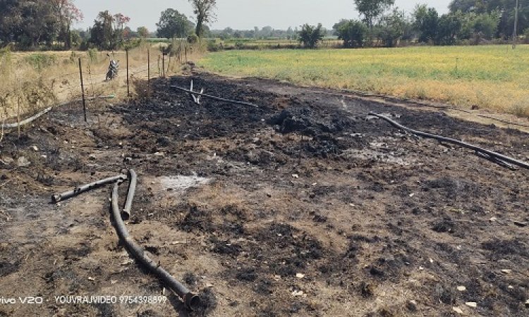 BIG NEWS: आसमान में झूलते बिजली के तार, फिर अचानक लगी खेत में आग, चंद मिनटों में सब हो गया खाक, किसान का बिजली विभाग पर आरोप, कहीं ये बात, पढ़े मनीष जोलान्या की खबर