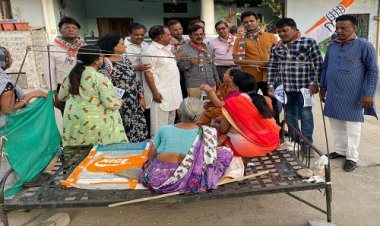 NEWS : लोकसभा चुनाव, प्रत्याशी गुर्जर के समर्थन कांग्रेस कार्यकर्ता, वार्ड क्रमांक- 30 में किया जनसंपर्क, घोषणा पत्र किया वितरित, पढ़े खबर