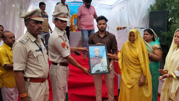 NEWS: गौरव दिवस के रूप में मनाई शहीद बद्रीप्रसाद राय कुंवर की पुण्यतिथि, दी श्रद्धांजलि, पत्नी को ये तस्वीर की भेंट, पढ़े रुपेश सारू की खबर