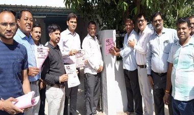 NEWS : SDM सहित निर्वाचन अधिकारियों की घर-घर दस्तक, जागरूकता के पोस्टर लगाएं, मतदान करने की अपील भी, पढ़े मनीष जोलान्या की खबर