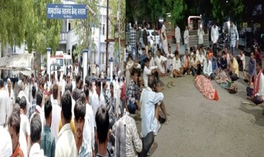 BIG NEWS : करंट की चपेट में आएं पिता-पुत्र, दोनों की अकाल मौत, देर शाम शासकीय अस्पताल पहुंचे शव, फिर आज सुबह यहां परिजनों का हंगामा, पुलिस की समझाइश के बाद मामला शांत, इन मांगों पर बनी सहमति, पढ़े मनीष जोलान्या की खबर