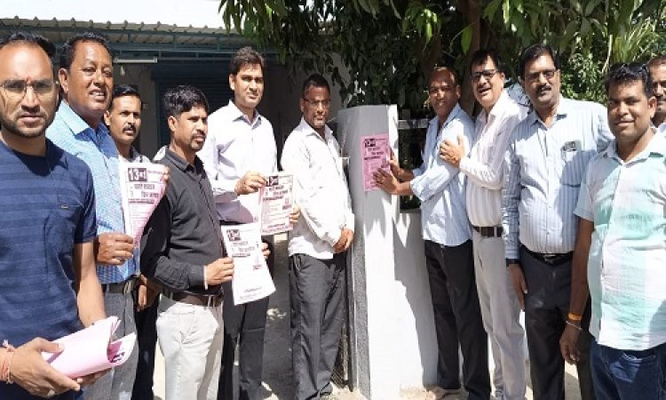 NEWS : SDM सहित निर्वाचन अधिकारियों की घर-घर दस्तक, जागरूकता के पोस्टर लगाएं, मतदान करने की अपील भी, पढ़े मनीष जोलान्या की खबर
