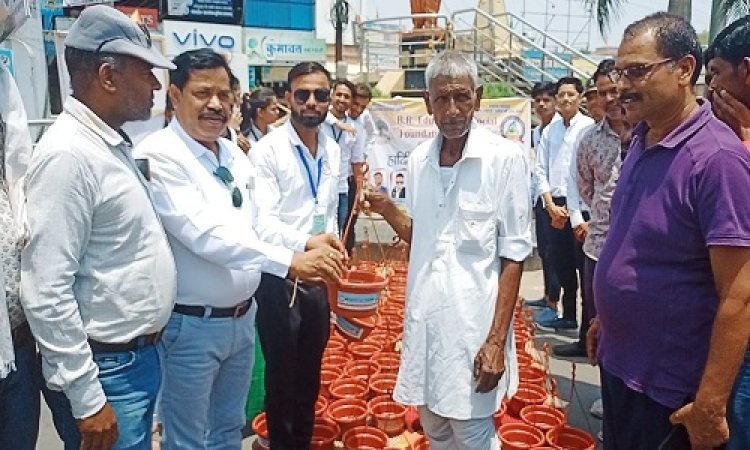 NEWS : प्यास बुझाने की आस, अब भटकते पक्षियों को मिलेगा पानी, मनासा में वितरित किएं दो हजार से ज्यादा परिंडे, आखिर कौन चला रहा ''सकाेरा विथ सेल्फी अभियान'', आप भी बन सकते है हिस्सा, बस करें ये काम, पढ़े खबर