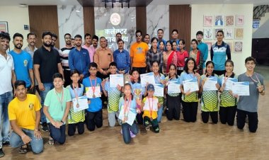 NEWS : नीमच की तैराकी टीम ने राज्य स्तरीय प्रतियोगिता में जीते 85 मेडल, जिला कलेक्टर जैन ने खिलाड़ियों को प्रमाण पत्र एवं मैडल प्रदान कर किया सम्मानित, पढ़े खबर