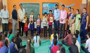 NEWS : स्कूल चले हम अभियान, खड़ावदा हाई स्कूल में प्रवेशोत्सव संपन्न, माला पहनाकर व तिलक लगाकर किया बच्चों का स्वागत, पढ़े खबर