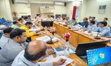 NEWS : जिला स्तरीय बैंकर्स समन्वय समिति की बैठक संपन्न, जिला कलेक्टर दिनेश जैन बोले- योजनाओं में लक्ष्य के अनुरूप हितग्राहियों को लाभान्वित करना सुनिश्चित करें, पढ़े खबर