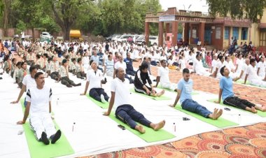 NEWS : अंतर्राष्ट्रीय योग दिवस, मंदसौर में प्रशासनिक व पुलिस अधिकारियों ने किया योगा, राज्य सभा सांसद, और पूर्व विधायक भी हुए शामिल, पढ़े खबर