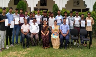 NEWS : वोल्वों और आयशर वाणिज्यक वाहन में 16 विद्यार्थियों का चयन, दुनिया भर में प्रसिद्ध है ये कंपनियां, इन्होंने दी बधाइयां, की उज्जवल भविष्य की कामना, पढ़े खबर