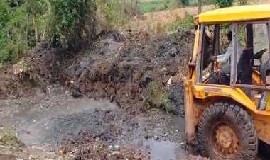 NEWS : मनासा में पुलियां का निर्माण, नाले में छोड़ दिया मिट्टी का ढेर, जब जल भराव की हुई आशंका, तो अलर्ट हुई नगर परिषद, लिया ये बड़ा एक्शन, पढ़े मनीष जोलान्या की खबर