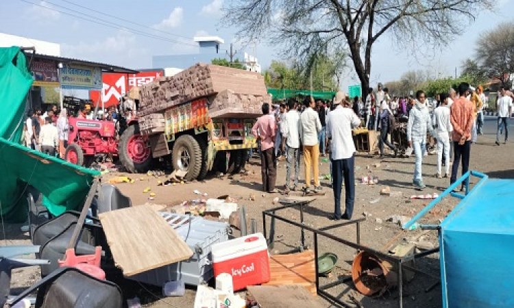 BIG BREAKING : हर्कियाखाल फंटे पर भीषण सड़क हादसा, टायर फटने के बाद दुकानों में घुसा ट्रैक्टर, ज्यूस पीती महिला नीचे दबी, हालत गंभीर, मची अफरा-तफरी, पढ़े खबर