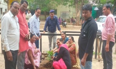 NEWS : एक पौधा शुद्ध हवा का, आराध्या की बड़ी पहल, जिला अस्पताल क्षेत्र में लगाएं ट्री-गार्ड, और किया पौधरोपण, डॉक्टर महेंद्र पाटिल बोले- पौधे लगाकर उसे बड़ा करने का करें प्रयास, पढ़े खबर