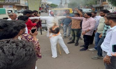 NEWS : राहुल गांधी का हिन्दू विरोधी बयान, नमों ग्रुप में पनपा आक्रोश, नीमच के बीच चौराहे पर किया पुतला दहन, की ये बड़ी मांग, पढ़े खबर