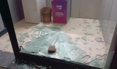 NEWS : SBI एटीएम का कांच फोड़ा, तो मची अफरा-तफरी, मनासा पुलिस पहुंची मौके पर, युवक को हिरासत में तो लिया, लेकिन फिर क्यों छोड़ दिया, पढ़े मनीष जोलान्या की खबर