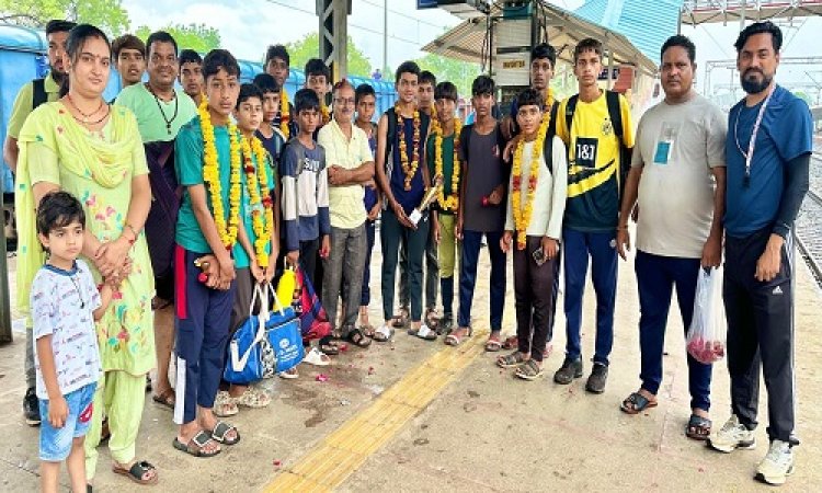 NEWS : नीमच जिला फुटबाल संघ अंडर 17 टीम का फाइनल में प्रवेश, नीमच पहुंचने पर इन्होंने किया सम्मान, पढ़े खबर