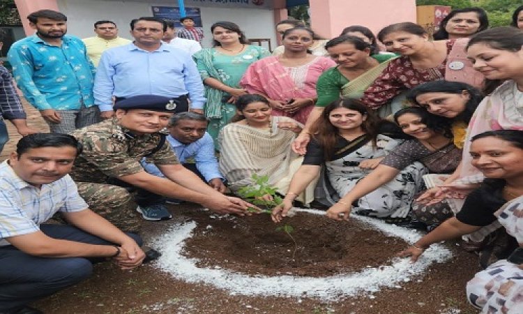 NEWS : हरित नीमच अभियान, नीमच के इस स्‍कूल में जीटो की महिला इकाई ने किया पौधारोपण, विशेष कार्यक्रम भी संपन्न, कमांडेंट R.K सिंह ने कहां- प्रकृति की सुरक्षा के लिए पौधे बेहद जरूरी, पढ़े खबर