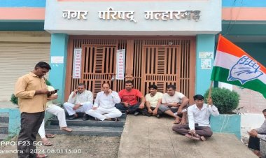 NEWS : मल्हारगढ़ नगर परिषद के गेट पर लगाया ताला, फिर कांग्रेस पार्षदों ने किया प्रदर्शन, की ये बड़ी मांग, पढ़े नरेंद्र राठौर की खबर