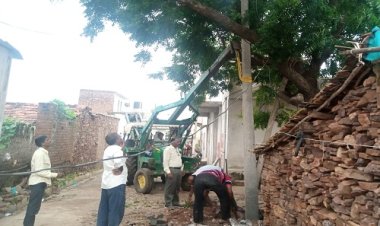 NEWS : हिन्दी खबरवाला की खबर का असर, दो भागों में बटे खंभे हटे, बिजली के नए पोल लगे, बड़ी तैयारी में विद्युत विभाग, पढ़े आजाद मंसूरी की खबर