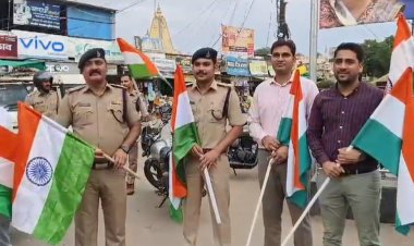 NEWS: हर घर तिरंगा अभियान के तहत रैली का आयोजन, हाथों में राष्ट्रीय ध्वज लेकर निकले पुलिस अधिकारी, देशभक्ति के नारे लगाकर की तिरंगा फहराने की अपील, पढ़े खबर