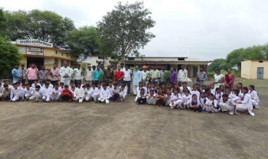 NEWS : विद्यालय में छात्र-छात्राओं के बीच सरपंच प्रतिनिधि सहित ग्रामीणों ने किया वृक्षारोपण, पढ़े नरेंद्र राठौर की खबर