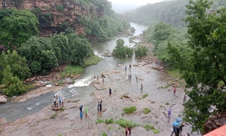 NEWS : पहाड़ों के बीच झरनेश्वर महादेव, बाबा के दर्शन के साथ आकर्षक झरने का आनंद, हरियाली अमावस्या पर पहुंचे 20 हजार से ज्यादा श्रद्धालु, सुरक्षा के रहे पुख्ता इंतजाम, पढ़े मनीष जोलान्या की खबर