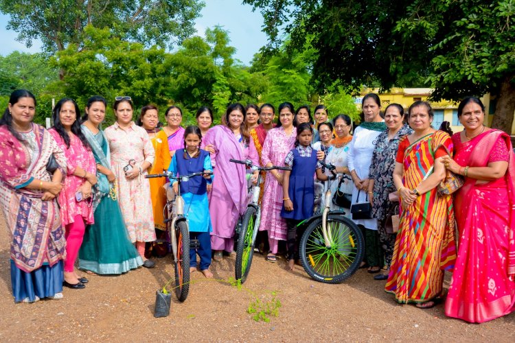 NEWS : इनरव्हील ने किए सेवा प्रकल्प, इस स्कूल में पहुंची सदस्याएं, स्कूली बच्चों को दिए उपहार, तो चेहरे पर दिखी खुशी, पढ़े खबर