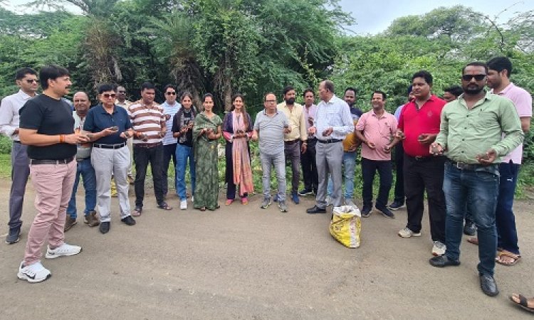 NEWS : एक पेड़ मां के नाम अभियान, साक्षी सुरक्षा वेलफेयर फाउंडेशन के सदस्य एवं नपा के कर्मचारी पहुंचे नीमच के इन क्षेत्रों में, फिर सीडबाल पौधारोपण कार्यक्रम संपन्न, पढ़े खबर