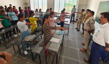 NEWS : डायल 112  व अन्य आपातकालीन मदद कैसे लें, शोषण के विरुद्ध आवाज बुलंद करने की समझाइश, जीरन कालेज में पुलिस ने दिलाई सुरक्षा की शपथ, पढ़े खबर