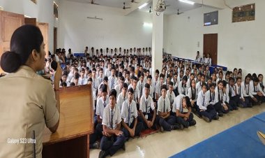 NEWS : नीमच के इस स्कूल में पहुंचे पुलिस अधिकारी, विद्यार्थियों को दी महिला संबंधी अपराध और यातायात नियमों की जानकारी, जागरूकता कार्यक्रम को यूं बनाया खास, पढ़े खबर