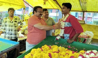 BIG NEWS : डिप्‍टी कलेक्‍टर धार्वे ने अपनाया गांधीवादी तरीका, गंदगी करने व अतिक्रमण फैलाने वालों को पहनाई माला, CMO के साथ प्रमुख चौराहा का किया निरीक्षण, पढ़े खबर