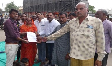 NEWS : यात्री प्रतीक्षालय और शौचालय की मांग, शिवसेना ने नारेबाजी करते हुए CMO के नाम सौंपा ज्ञापन, पढ़े नरेंद्र राठौर की खबर