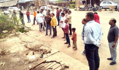 NEWS : नगर पालिका की टीम पहुंची मनासा रोड़ पर, चलाया वृहद सफाई अभियान, तलैया की पाल का बदला स्‍वरूप, 20 ट्राली से ज्यादा कचरा, झाडि़यां आदि हटाये, पढ़े खबर