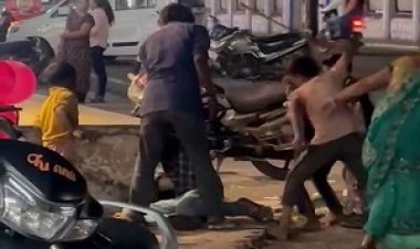 OMG - गुब्बारा खरीदने से किया इनकार,तो हो गया विवाद, कर दी बेचने वालो ने लाठी-डंडों से युवक की पिटाई,मामला उज्जैन के इस इलाके से जुड़ा,पढ़े खबर