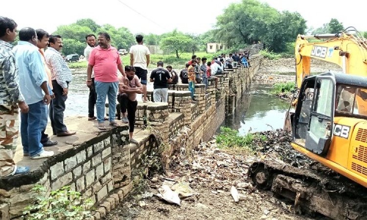 BIG NEWS : जान की परवाह किए बगैर गहरे पानी में हसनैन को खोजते रहे नगर पालिका कर्मचारी, घटनास्‍थल से रावणरूंडी तक होती रही बहे बालक की तलाश, एसडीएम, सीएमओ व तहसीलदार मौके पर रहे मौजूद, पढ़े खबर