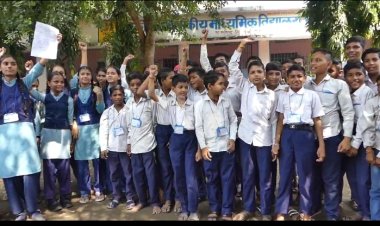 BIG NEWS- पिपलियामंडी शिक्षिका विभा जैन का हुआ ट्रांसफर,तो आया छात्रों मे रोष, पढ़ाई रोककर किया विद्यालय के बाहर विरोध प्रदर्शन,साथ की जमकर नारेबाजी, कही भूख हडताल की बात ,पढ़े नरेंद्र राठौर की खबर