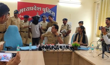 BIG BREAKING : नीमच का आदिवासी बेल्ट रतनगढ़ क्षेत्र,और यहाँ बच्चे चोर का बड़ा खौफ,दो बच्चो को उठा ले गए बदमाश,फिर पुलिस आई एक्शन में,बच्चो को सुरक्षित पहुंचाया घर,तो आरोपी भग्गा को भी अब धरदबोचा,कई आपराधिक मामले इस पर,SP अंकित जायसवाल ने PC में किये बड़े खुलासे,पढ़े पवन राव शिंदे की ये खबर विस्तार से