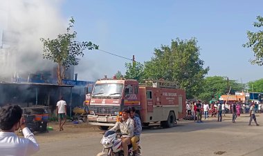 BIG BREAKING : नीमच के जवासा चौराहे पर बड़ा धमाका!मोके पर मची अफरा तफरी, फायर ब्रिगेड भी पहुंची, यु आग पर पाया काबू,पुलिसकर्मी भी तैनात,पढ़े ये खबर