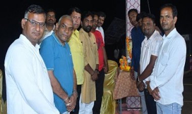 KAVI SAMMELAN -" जन के मन को आग लगा दी कोयले के घोटाले ने...शहजादे को धूल चटा दी चाय बेचने वाले ने"-शिव शैलेंद्र यादव,इन्होने बांधा हास्य रस का समां, तो इनकी कविता पर खूब बजी ताली, हुआ प्रेस परिषद जीरन द्वारा अखिल भारतीय कवि सम्मेलन का आयोजन, पढ़े खबर