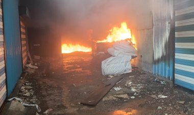 BIG NEWS : नीमच के बंगला न 25 में लगी भीषण आग,गोदाम ओर ट्रांसपोर्ट आये चपेट में, मोके पर फायर ब्रिगेड पहुंची,अधिकारी भीं ले रहे जायजा, पढ़े ये खबर