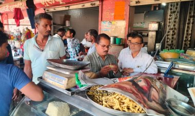 BIG NEWS : दीपावली के पहले खाद्य विभाग मुश्तैद,टीम ले रही सामग्रियों के नमूने,आज कुकड़ेश्वर में की कार्यवाही से मचा हड़कंप,कई लोग दुकाने बंद कर भाग निकले,पढ़े ये खबर