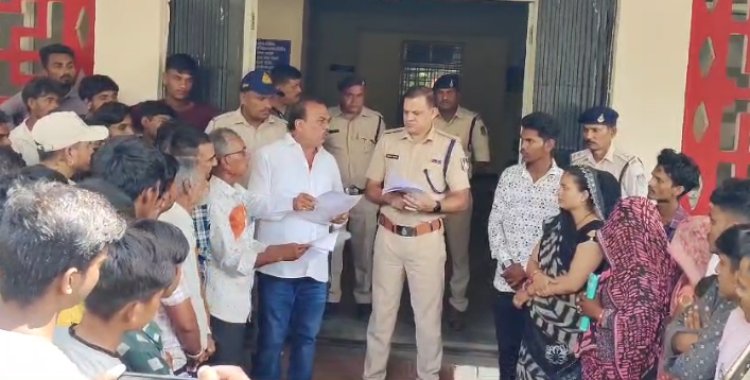 NEWS : युवक को झूठे प्रकरण में फंसाने का आरोप, परिजन और समाजजन पहुंचे SP कार्यालय, ज्ञापन सौंप न्याय की मांग, क्या है मामला...! पढ़े खबर