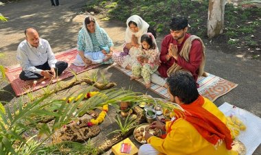 NEWS : कलेक्टर निवास पर गोवर्धन पूजन कार्यक्रम, DM चंद्रा ने परिवार सहित की पूजा-अर्चना, पढ़े खबर