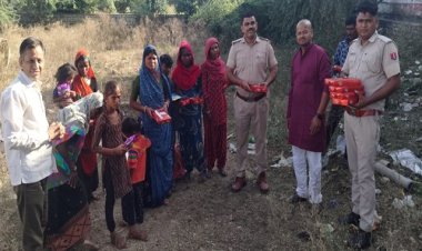 NEWS : आमजन व झुग्गी झोपड़ी में निवासरत लोगों को दिए उपहार, तो खुशी से खिल उठे चेहरे, दीपावली पर गरीबों की मददगार बनी पुलिस, पढ़े खबर