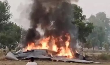 BIG BREAKING : भारतीय वायु सेना का विमान क्रैश, आसमान में लगी आग, जमीन पर गिरते ही दिखा भयावाह दृश्य, पायलट सहित दो लोगों ने ऐसे बचाई जान, पढ़े खबर