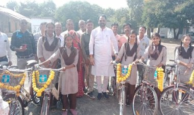 NEWS : स्कूली छात्राओं की राह हुई आसान, 30 से ज्यादा साइकिल की वितरित, महागढ़ के शासकीय विद्यालय में विशेष कार्यक्रम संपन्न, पढ़े मनीष जोलान्या की खबर