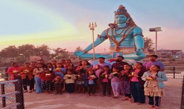 NEWS : स्व. मुरलीधर प्रेमाणी की स्मृति, छात्राओं को आवश्यक सामग्री का किया वितरण, तो चेहरे पर आई मुस्कान, पढ़े खबर