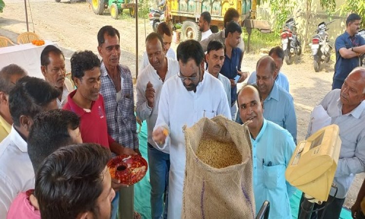 NEWS : हाड़ी पिपल्या गांव में सोयाबीन समर्थन मूल्य खरीदी केंद्र का शुभारंभ, किसानों का किया सम्मान, तो विधायक मारु ने अधिकारियों को दिए ये निर्देश, पढ़े खबर